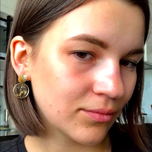 Gold Round Resin Drop Earrings 🎁 BUNDLE EARRINGS - 3/$55 OR 5/$70 🎁 - Picture 2 of 4